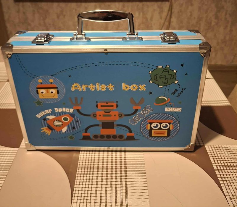 Творчески комплект за рисуване с изключително разнообразие от цветове