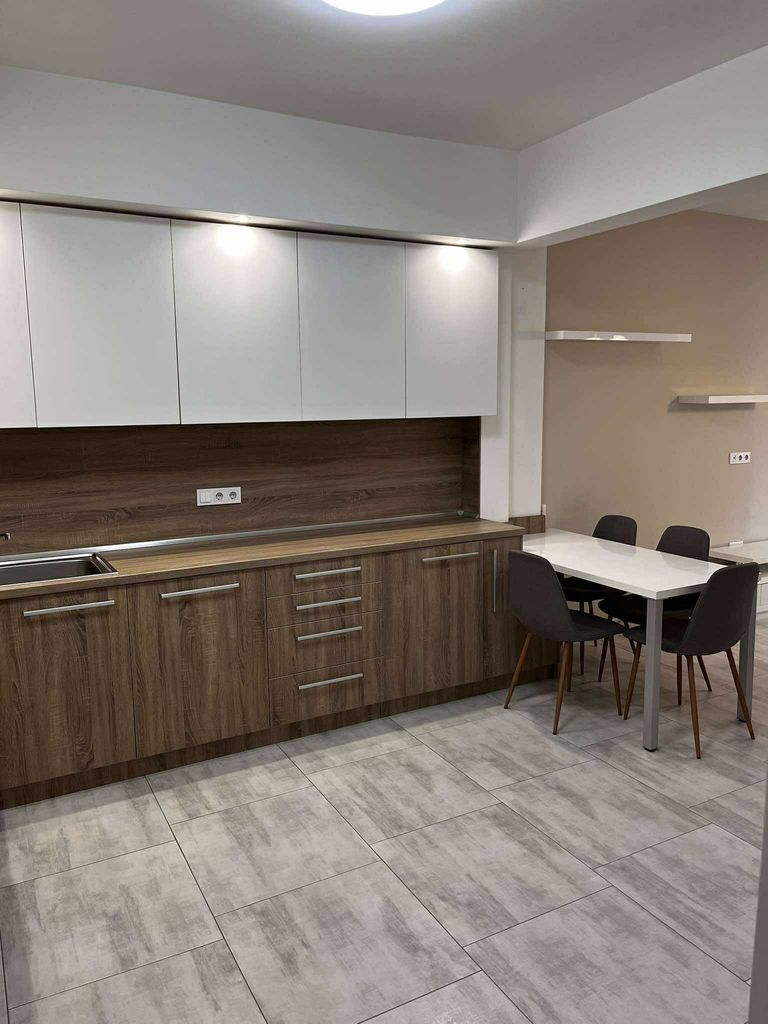 Дава се под наем Тристаен апартамент в София, Център - 85 кв.м за 1020 € - Снимка #1