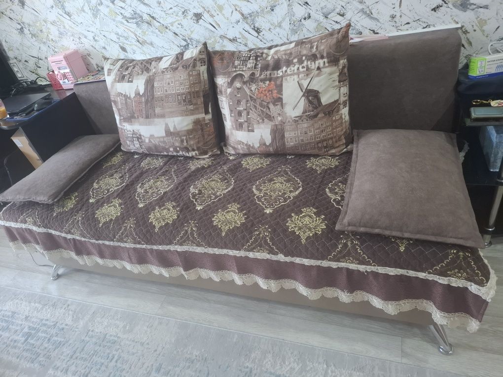 Продам диван с подушками