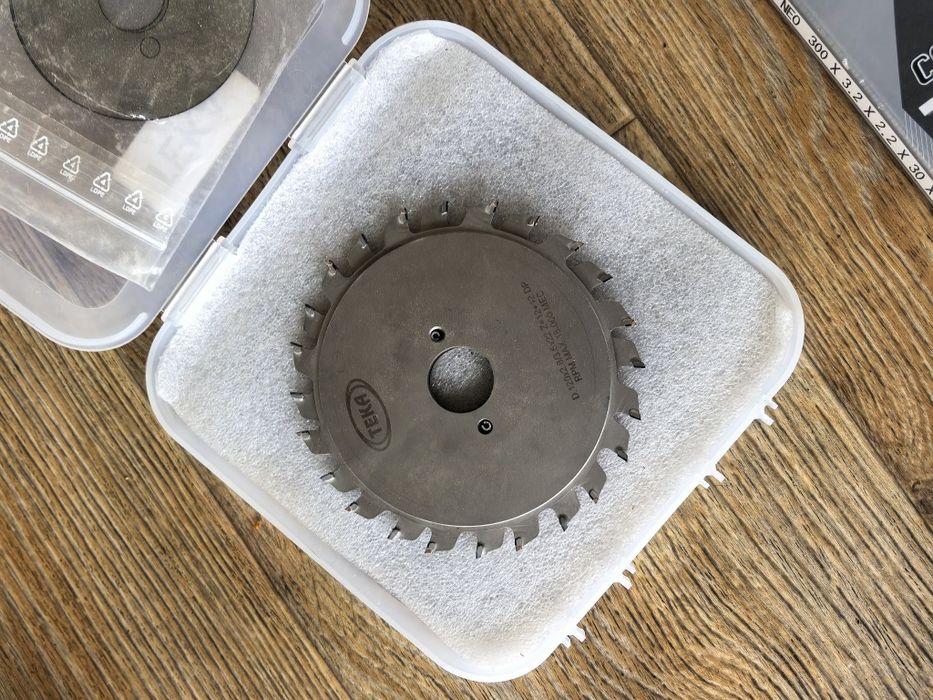 Диск и подрезвач за каретен циркуляр