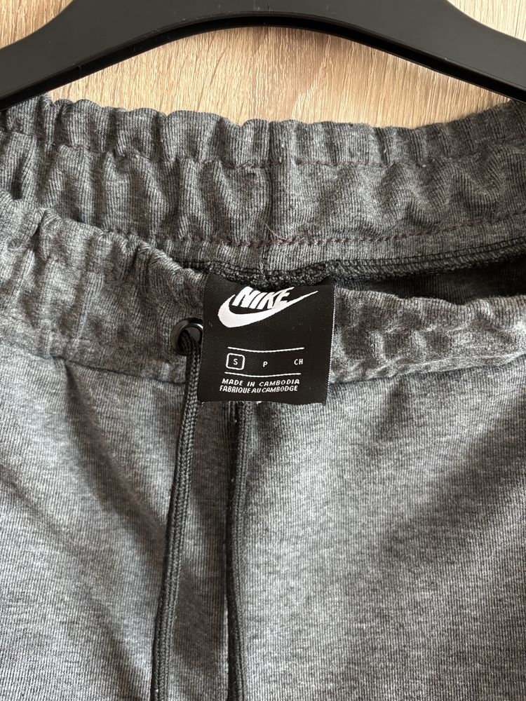 Сиво долнище на Nike