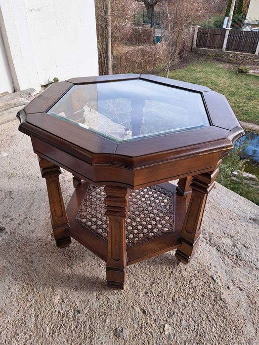 Дървена масичка с ратан