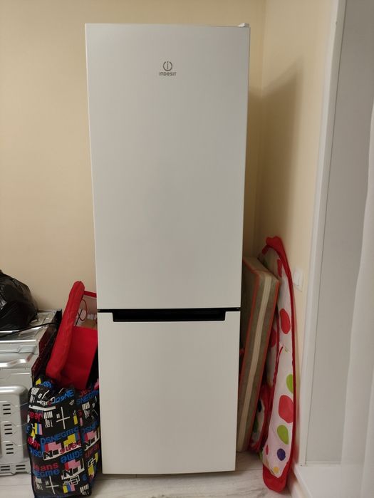 Продам холодильник Indesit