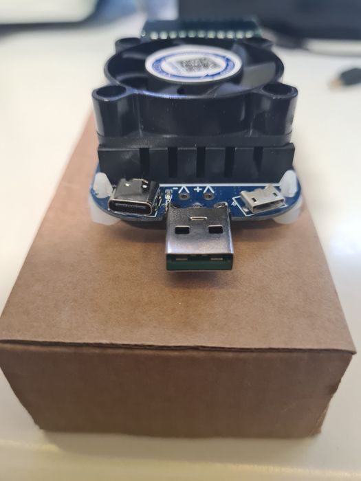 KZ35 incarcator tester digital de baterii sau power packuri.