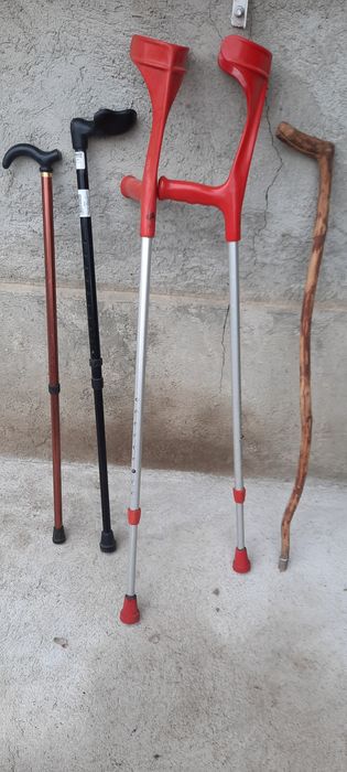 Vând cadru, scaun toaletă,  bastoane