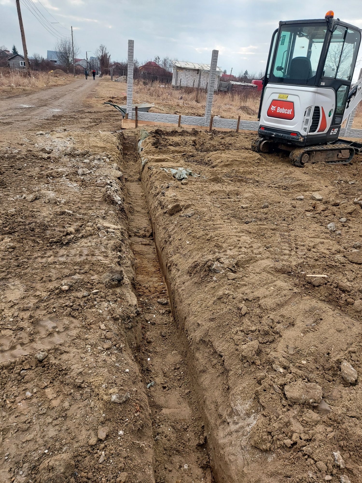 Excavatoare senilate de închiriat și compactor
