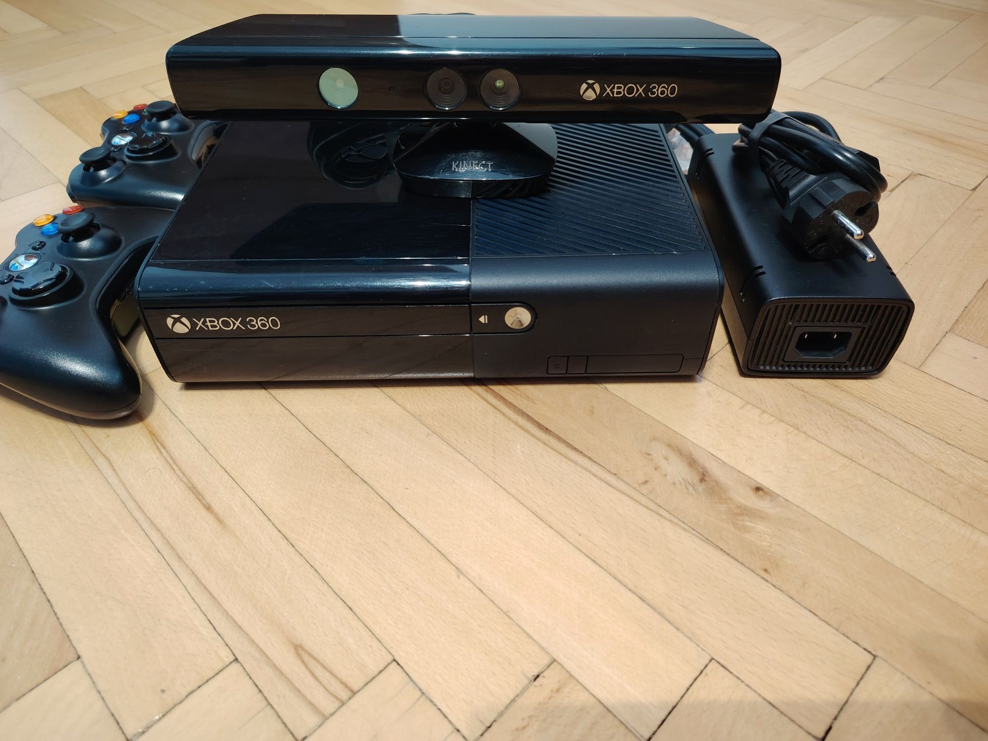 Xbox 360 kinect,volan ferrari cu pedale,jocuri 15+,alte jocuri