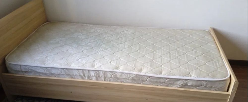 Продам кровать с матрацом