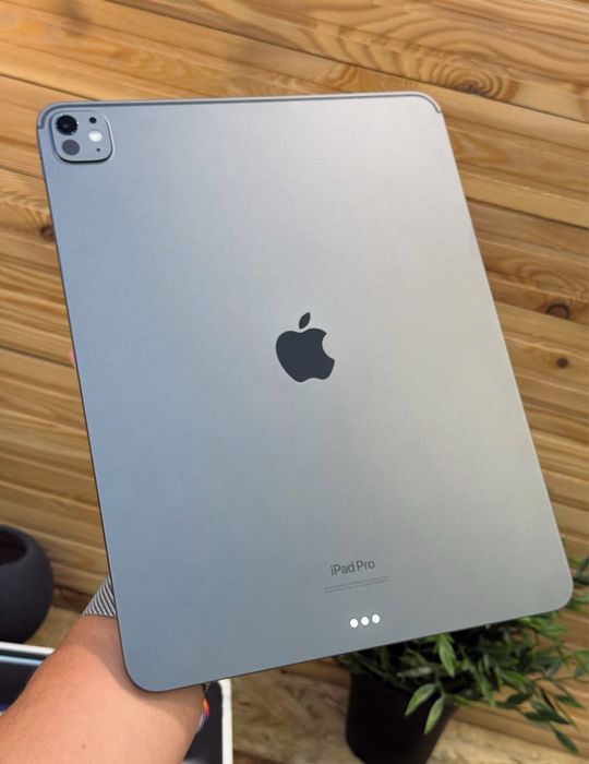 iPad Pro 13 M4 • 1 TB • 16 GB RAM • Wi-Fi + Cellular (eSIM)