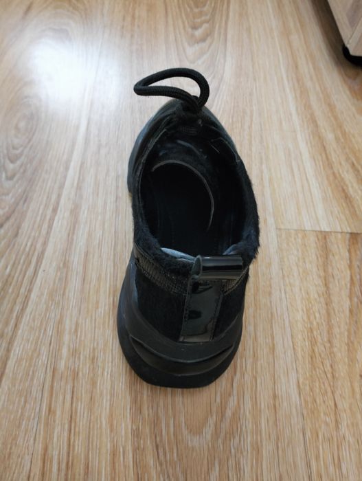 Маратонки , естествена кожа и естествен лак.