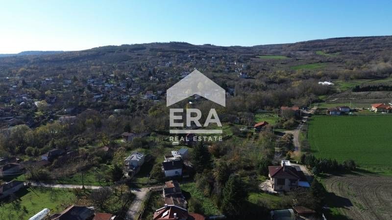 Голям парцел със законна къща за продажба, в близост до центъра на с.