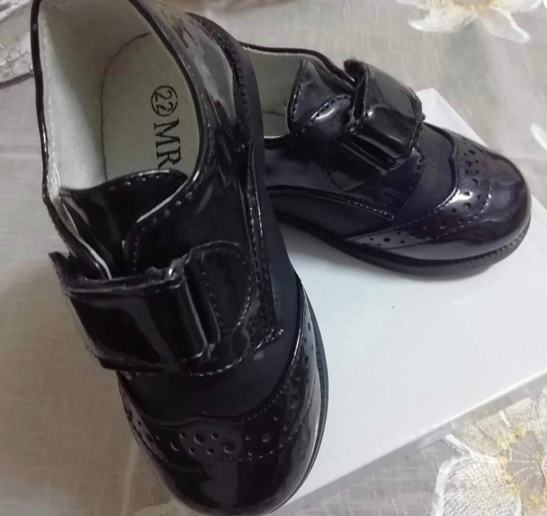 Pantofiori noi eleganti lacuiti marime 22 ,interior 14 cm