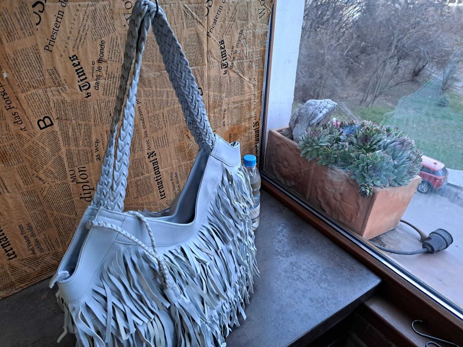 дамска чанта,като Нова.светло синя чанта с ресни,торба-естествена кожа