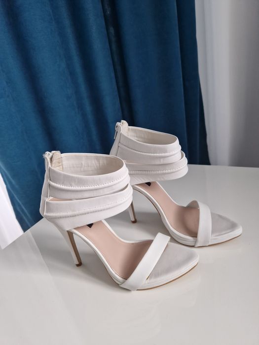 ZARA, sandale elegante, albe, 37