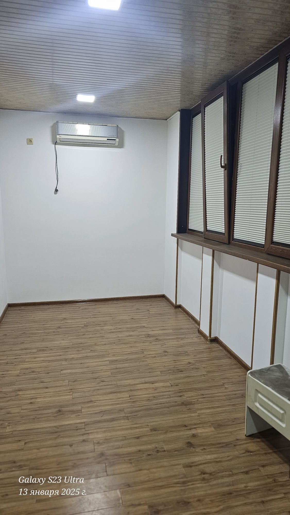 Yol yuzida 4 honali 100 kv ofis yoki yashash uchun arendaga beriladi