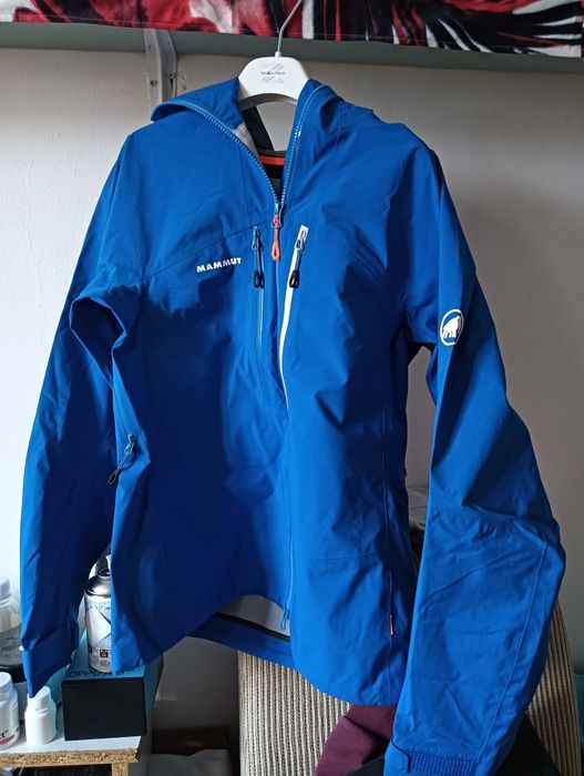 Vând geacă Mammut de femei