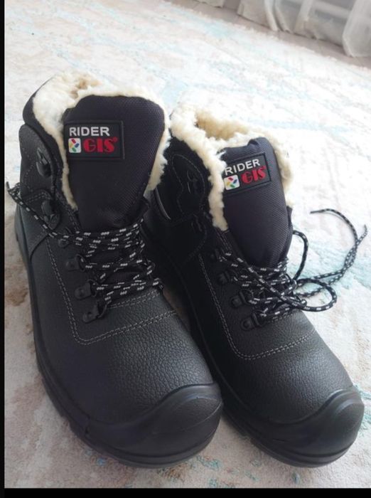 Продаются спец обувь