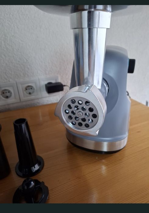 Crusher 1400 1360W електрическа месомелачка, с 1 нож и 3 режещи плочи.