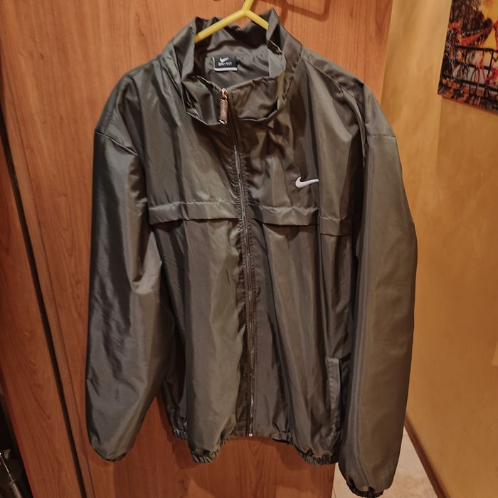 Зелена ветровка на NIKE