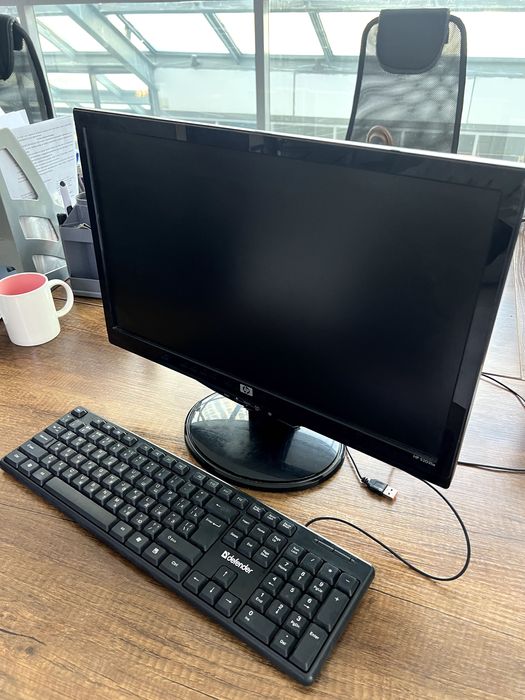 Компьютерный монитор и клавиатура в отличном качестве