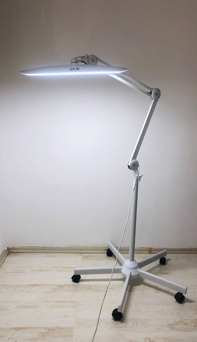 Suport mobil cu roti pentru lampa/lupa cosmetica