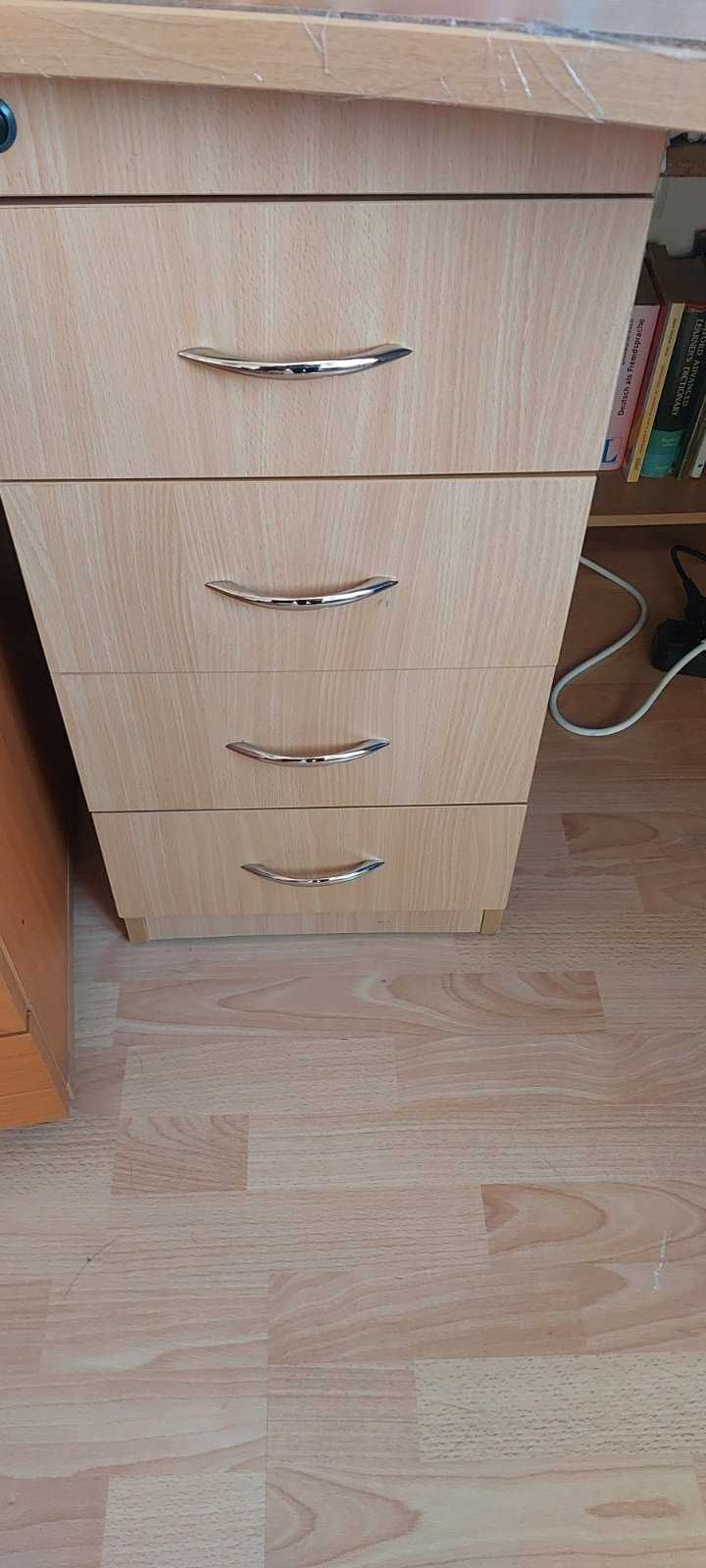 Продавам ъглово бюро, цвят бук с контейнер с 4 чекмеджета