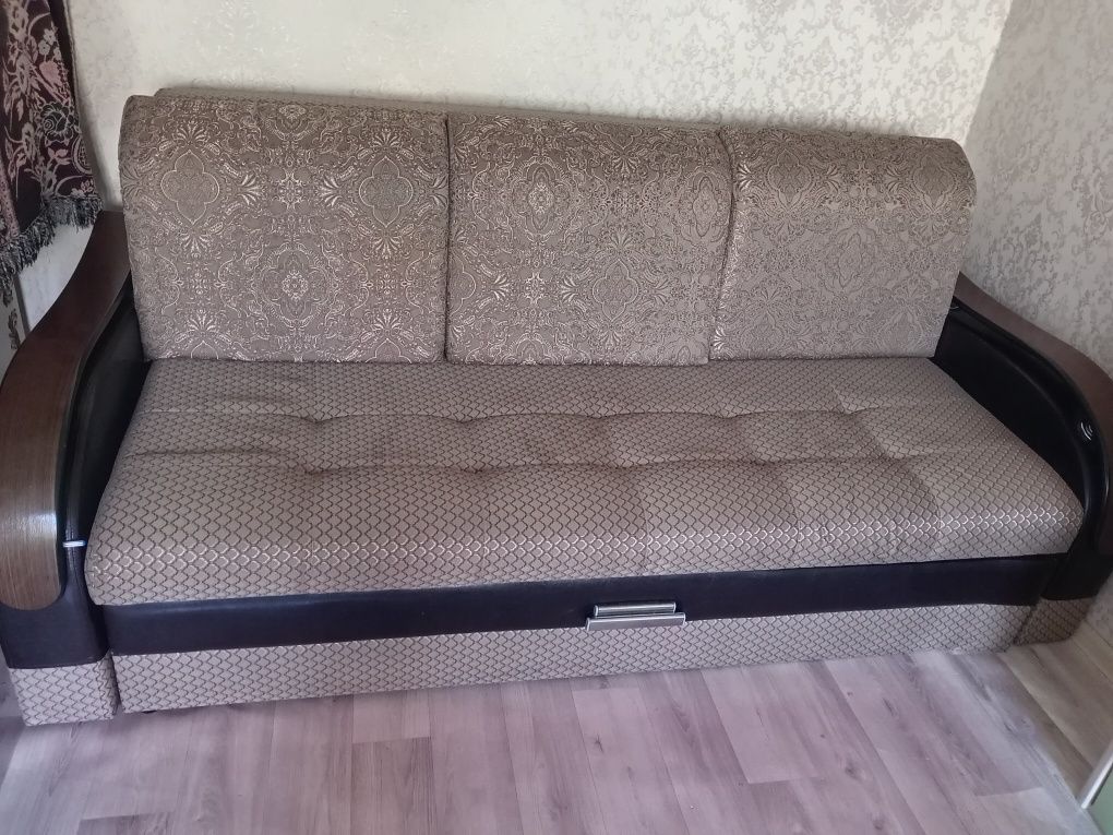 Продам диван в хорошем состоянии