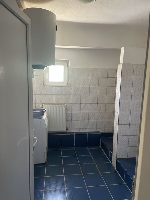 Inchiriez,Hala 325 mp, apa, canal, aer conditionat, bai cu dusuri.