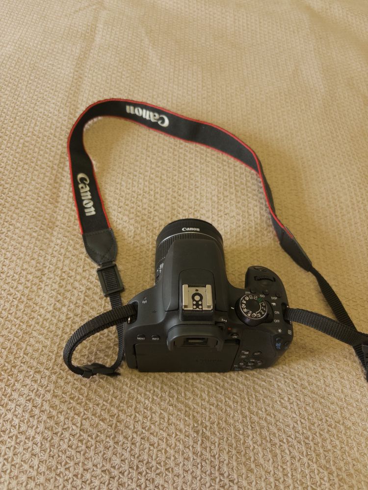 Продаю камеру Canon 800d в отличном состоянии