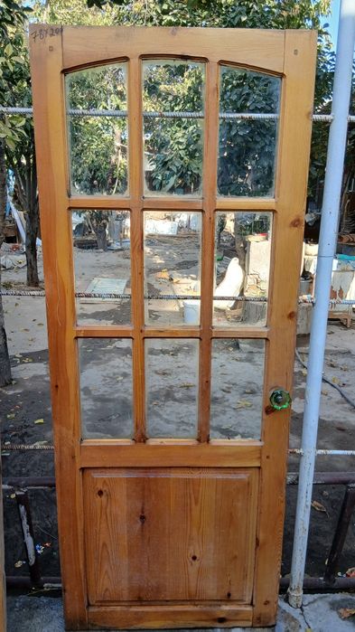 Eshik va romlar yog'ochdan