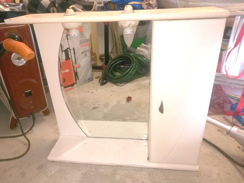 Употребяван горен шкаф за баня с огледало