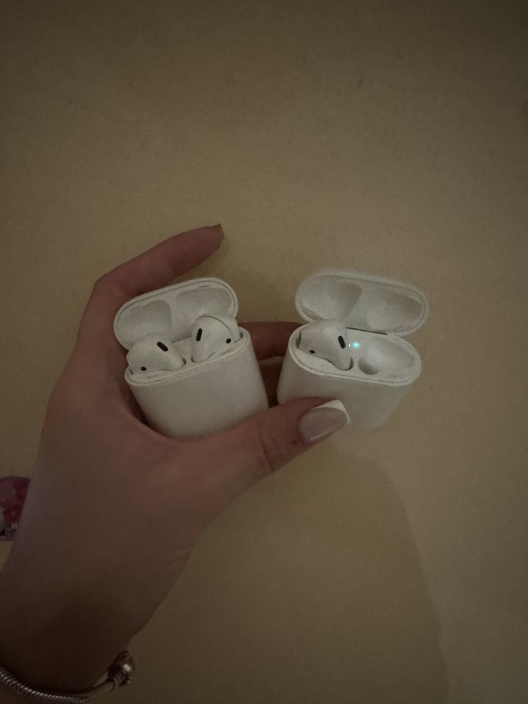 Airpods б/у два блока и по одному наушнику левому