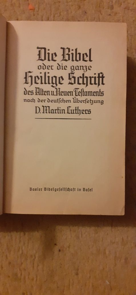 Vând o biblie și un roman în limba germană.
