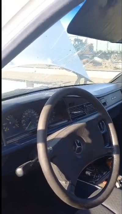 Продам Mercedes 190 по запчастям.