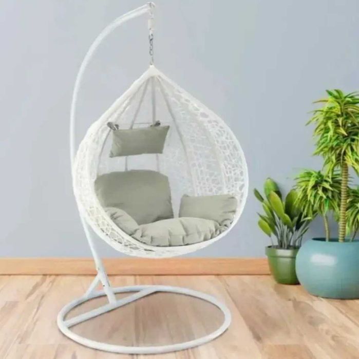 Домашняя качеля белого цвета