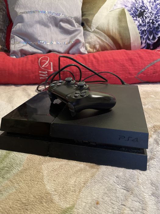 vand ps 4 cu o maneta si 2 jocuri folosit foarte putin