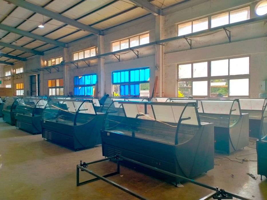 Vitrina frigorifica orizontala cu geam curbat pentru mezeluri