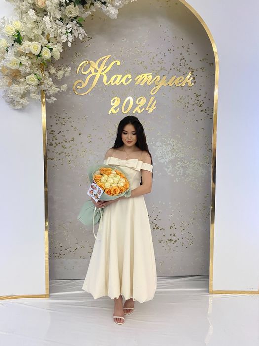 Праздничное платье с эффектным бантом