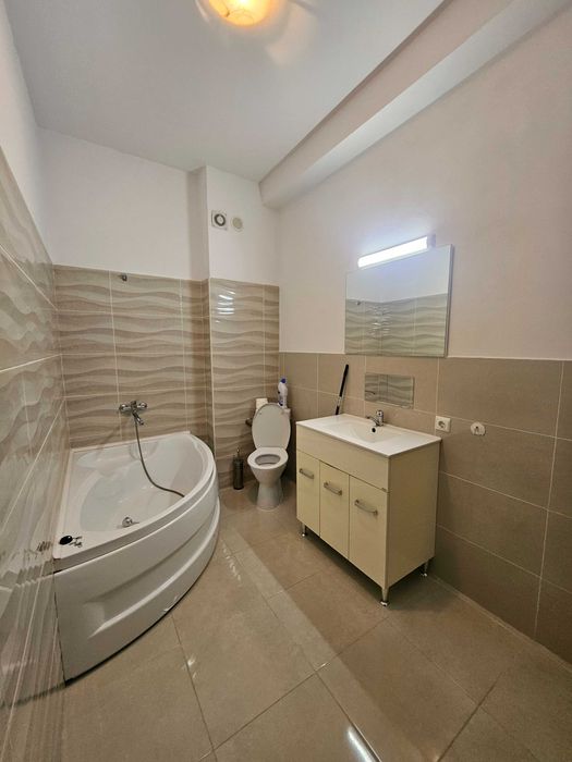 Închiriez apartament frumos cu 2 camere și parcare inclusă