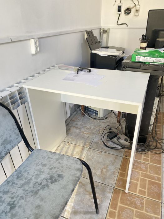 Белый стол,почти новый