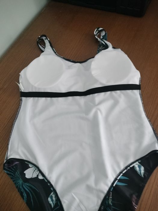 Vând Costum baie