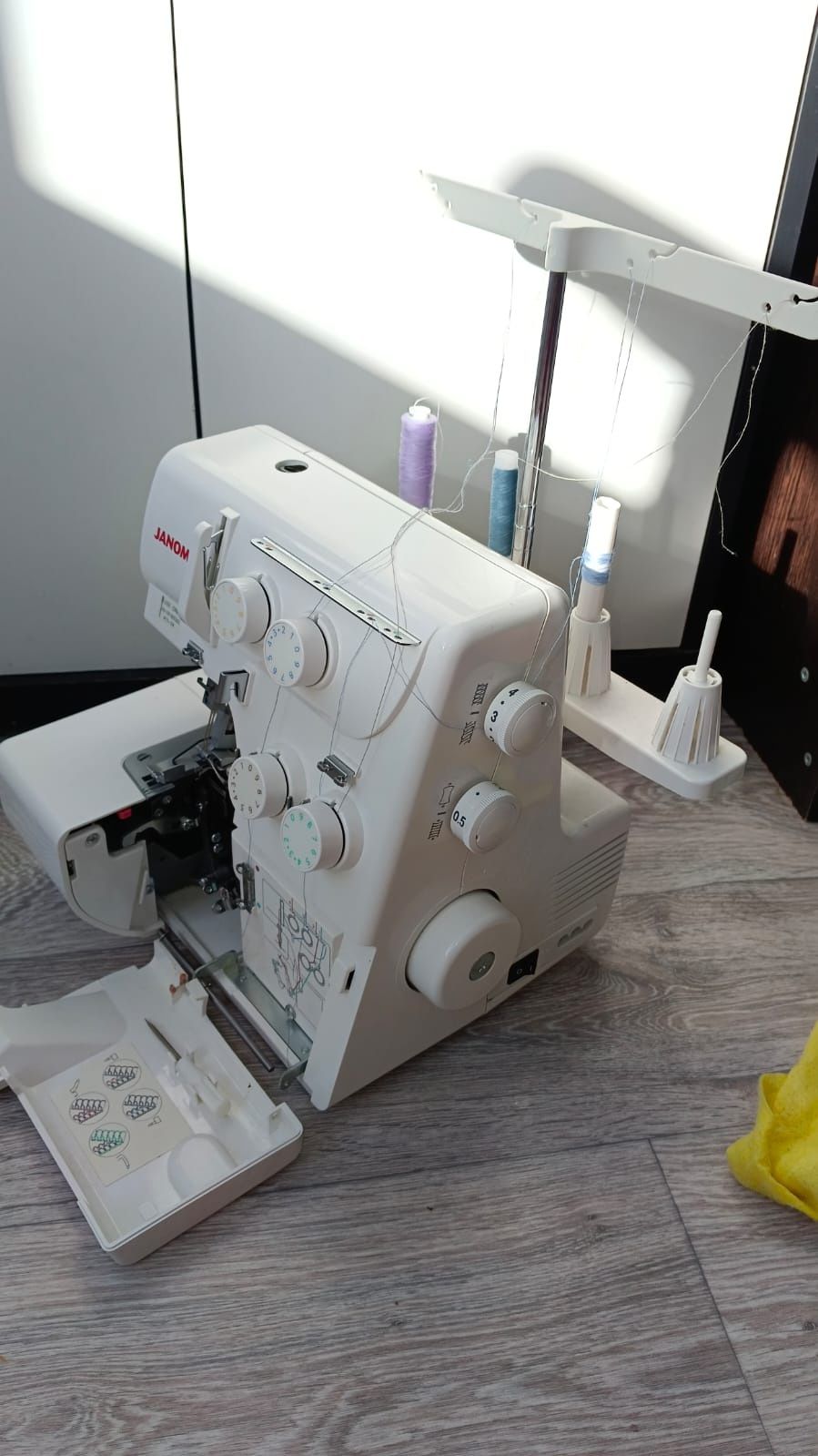 Продам оверлок Janome T-34