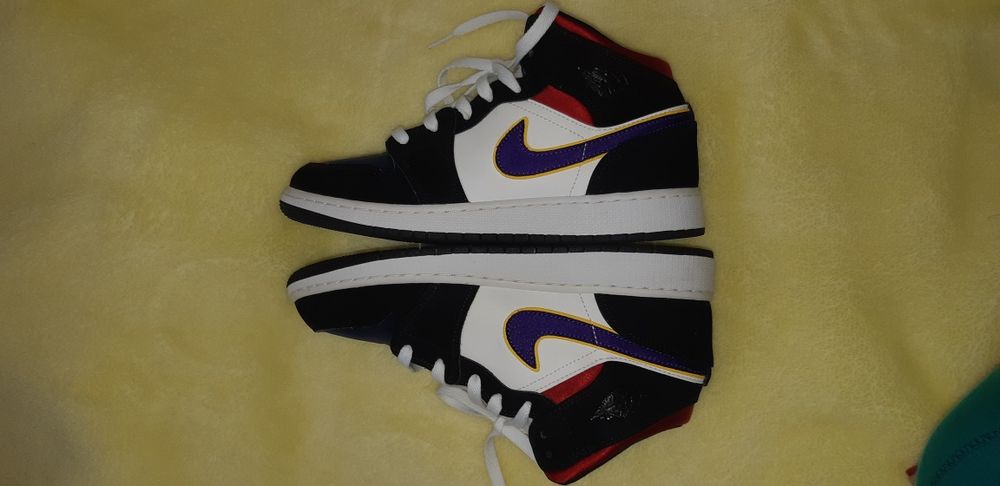 Adidasi Nike Air jordan 1 mid lakers top 3