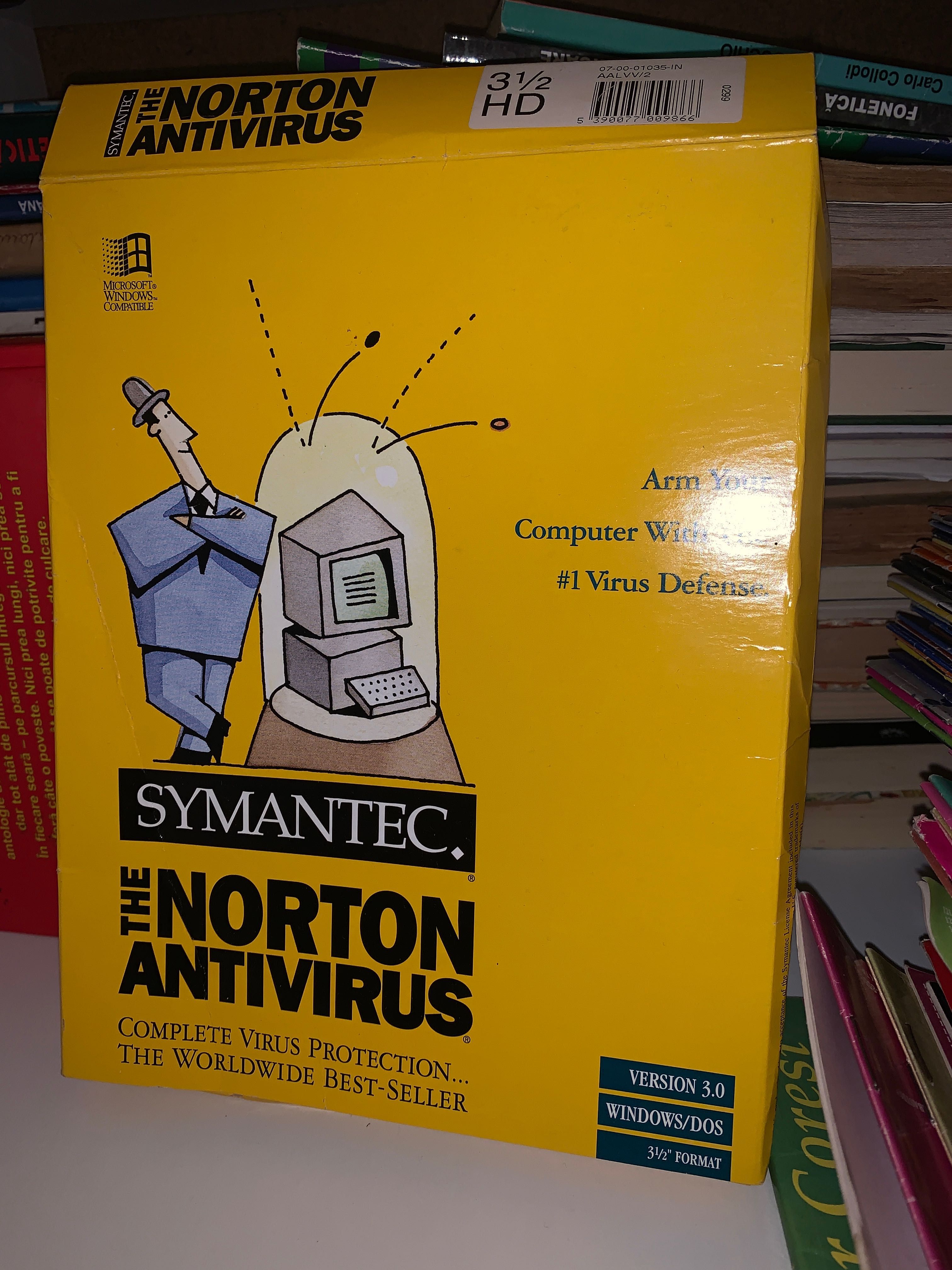 Carti vechi de gramatica și matematica și un antivirus Norton