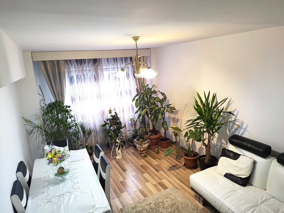 Vând apartament 5 camere, 100 mp, decomandat, 2 băi + 2 balcoane