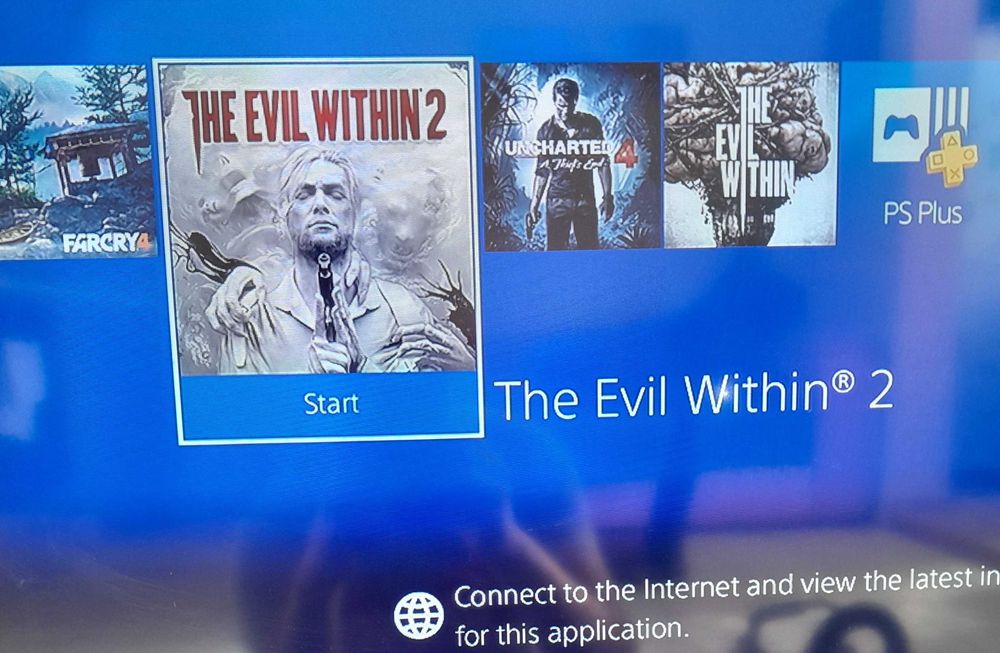 Play Station 4 Slim 1 TB / PS4 Slim + два джойстика + игри