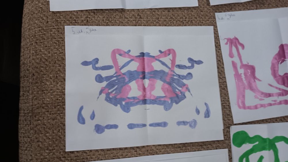 Рисунки които един чип е от бои а пък другият и е ме от моливи