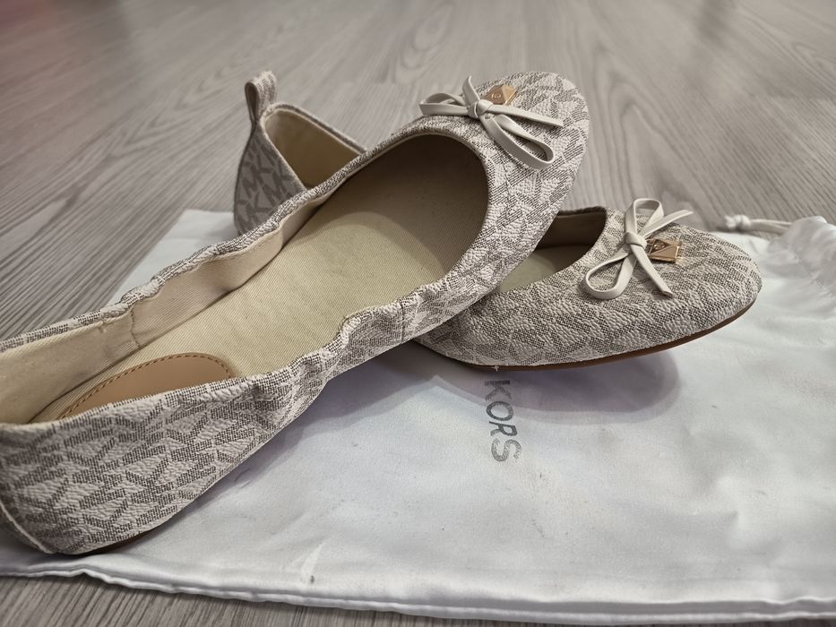 Vând balerinii Michael Kors originali noi.