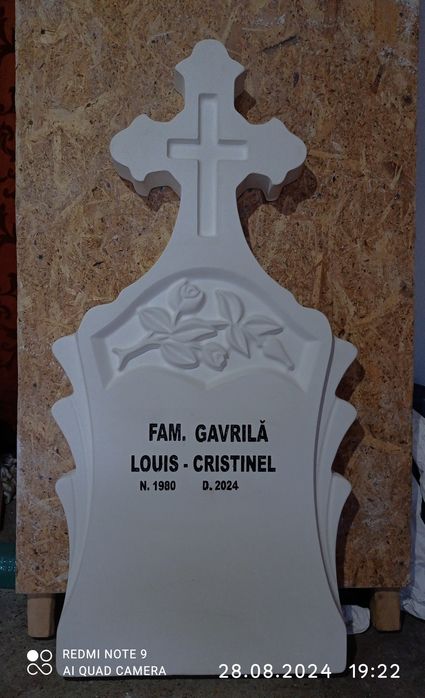 Cruci din praf de marmură și ciment alb