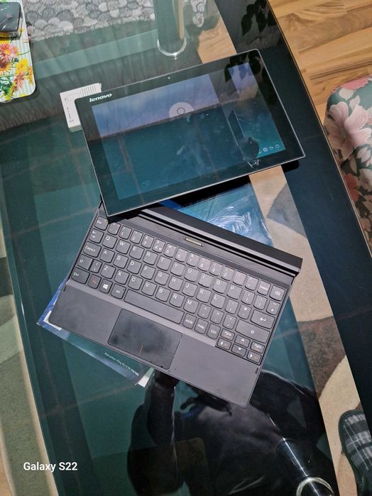 Таблет Леново windows 8 дисплея е пукнат